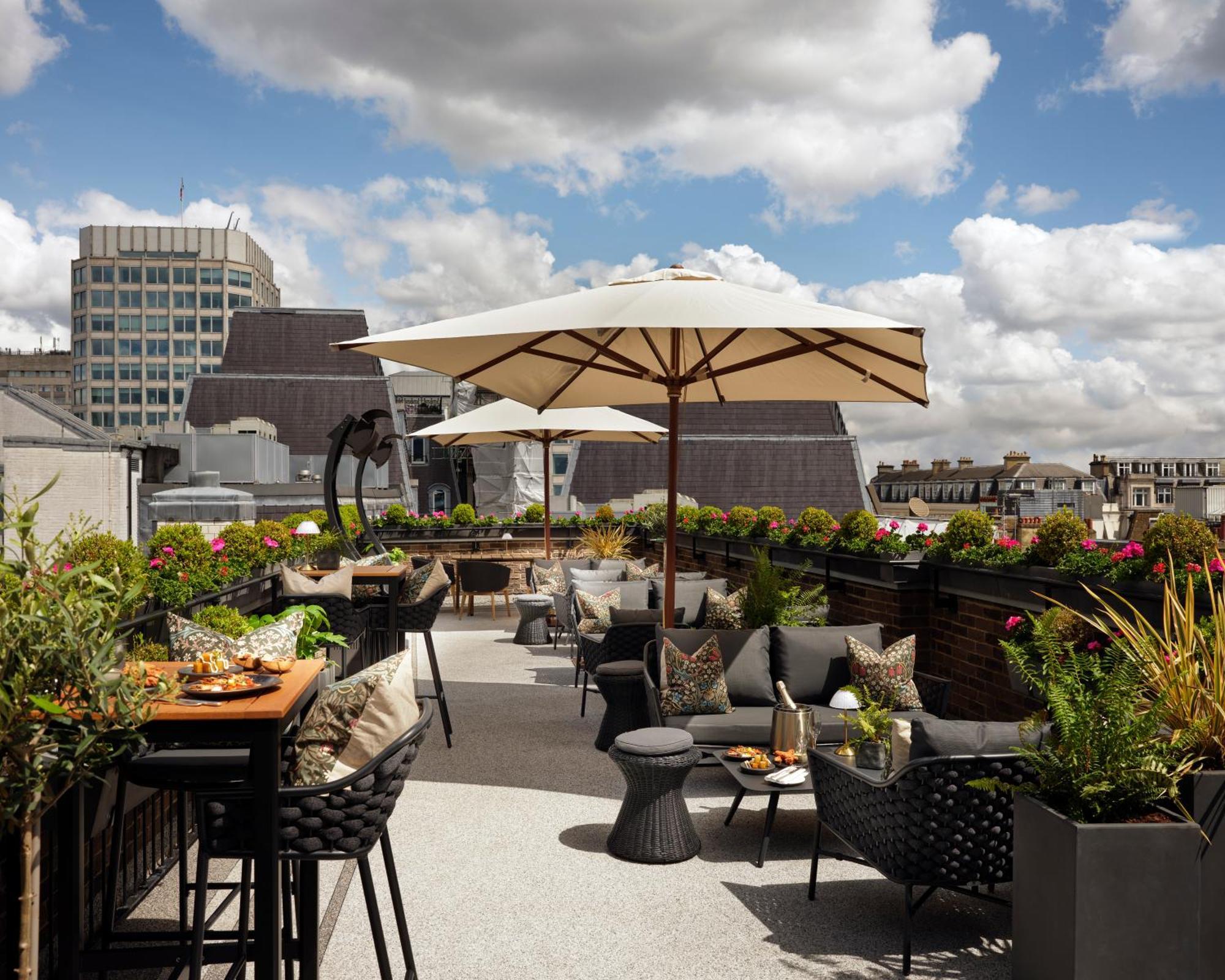 ホテル ザ ゲームバード ロンドン エクステリア 写真 The rooftop bar at the London Edition
