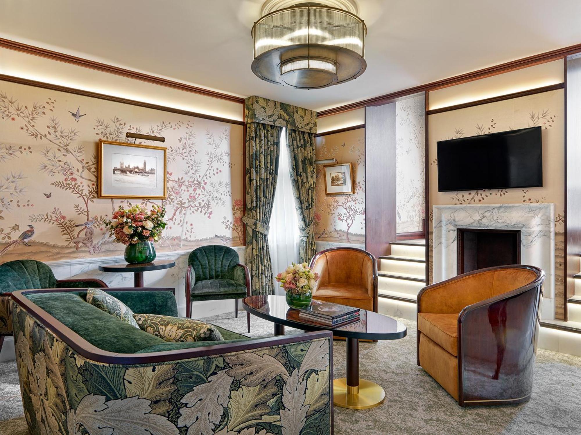 ホテル ザ ゲームバード ロンドン エクステリア 写真 The living room of a suite at the Mandarin Oriental, Paris