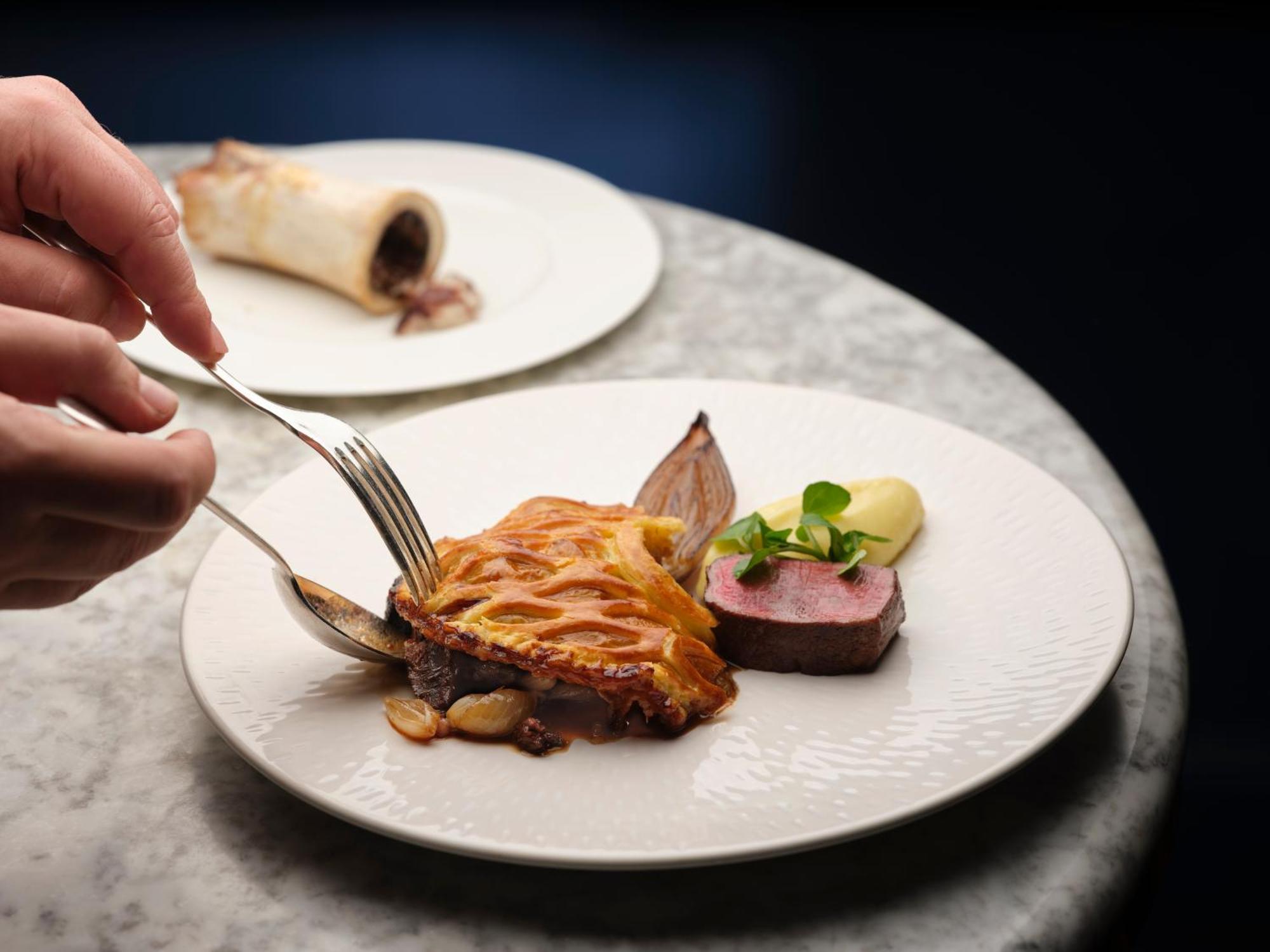 ホテル ザ ゲームバード ロンドン エクステリア 写真 A modern French meal